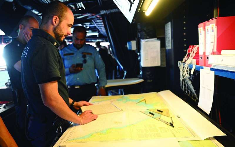  خرائط بحرية في غرفة العمليات 