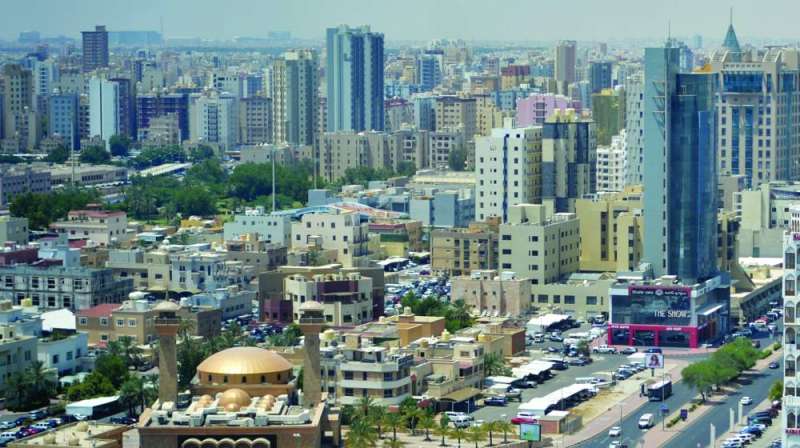 وقف «كروت الزيارة» ضيّق الخناق على تأجير الوافدين لشققهم بالباطن	 (تصوير سعود سالم)