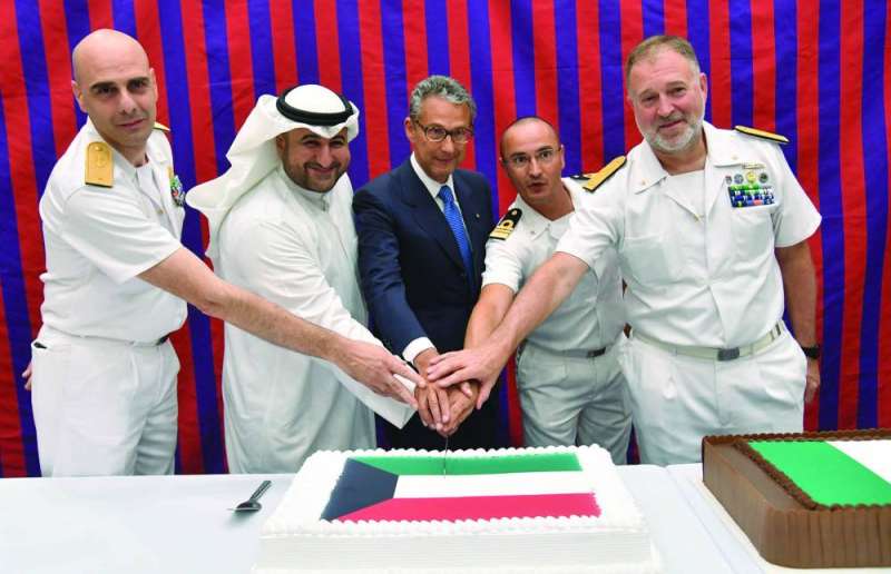 
وكيل «الدفاع» يتشارك والسفير الإيطالي وعدد من الضباط قص قالب الحلوى في الاحتفالية