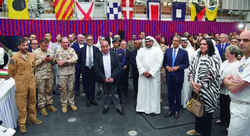  وكيل «الدفاع» والسفير الإيطالي وضباط كويتيون وإيطاليون وديبلوماسيون خلال حفل الاستقبال على متن السفينة