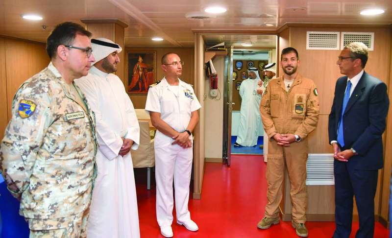 عبدالله المشعل والسفير الإيطالي وعدد من الضباط خلال جولة على متن السفينة