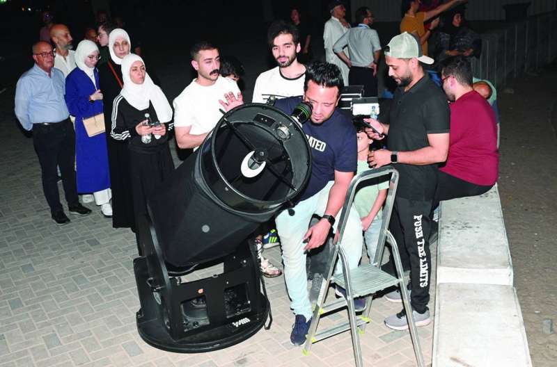 ينتظرون دورهم لرصد جوهرة النظام الشمسي