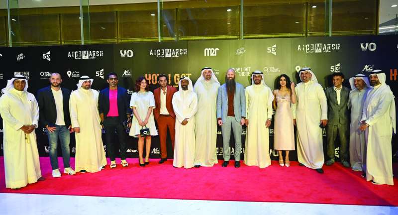 
الحسيني وبعض نجوم الفيلم مع ضيوف حفل الافتتاح	 (تصوير سعود سالم )
