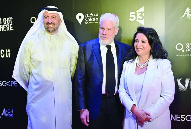 
رون بيرلمان متوسطاً عهود سالم العلي وزياد الحسيني
