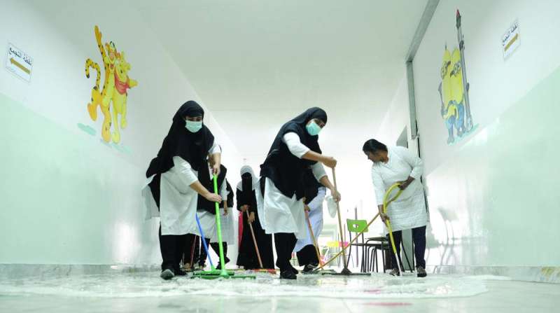 جانب من تنظيف المدارس استعداداً للدراسة (أرشيفية)