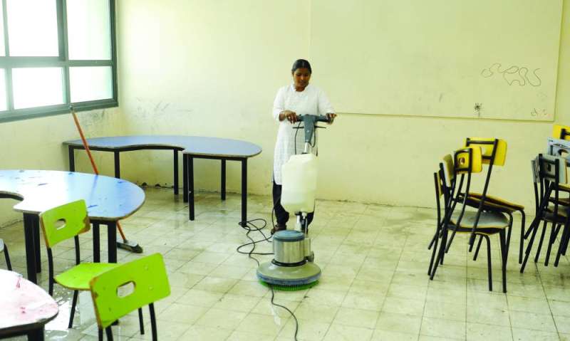 تنظيف أحد الفصول (أرشيفية)