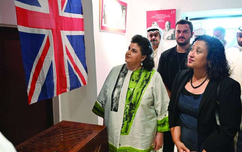 هالة البدر وسني أحمد خلال جولة على وثائق المعرض