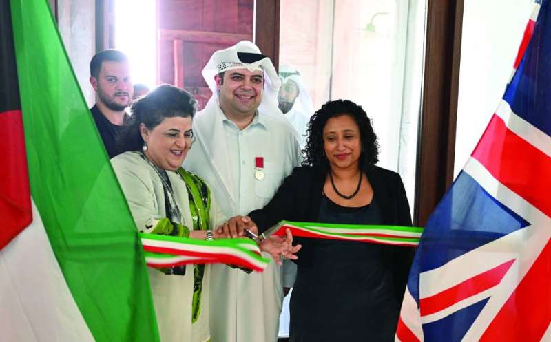 البدر وسني أحمد ودشتي في افتتاح المعرض (تصوير سعود سالم)