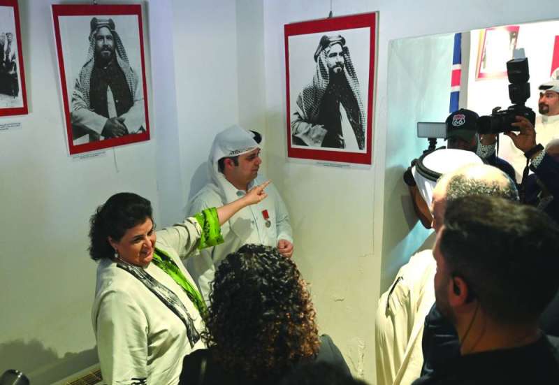 البدر وسني أحمد ودشتي في إحدى زوايا المعرض