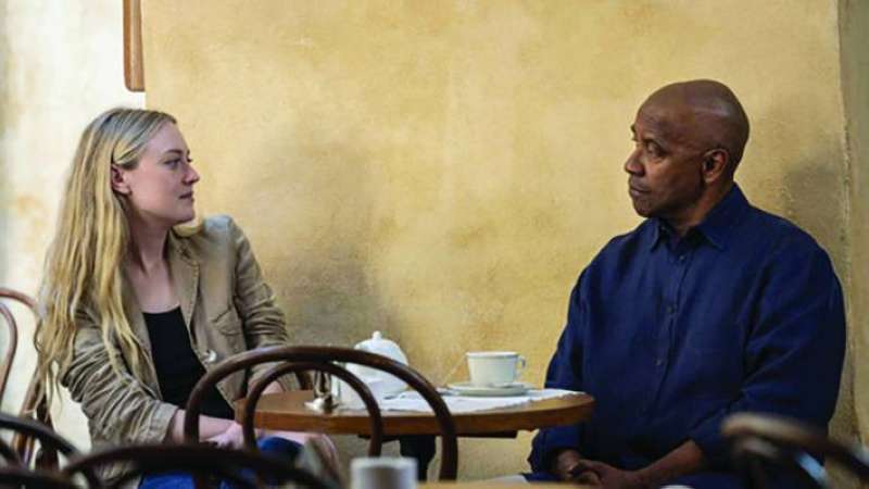 دينزل واشنطن مع داكوتا فايننغ في أحد المشاهد