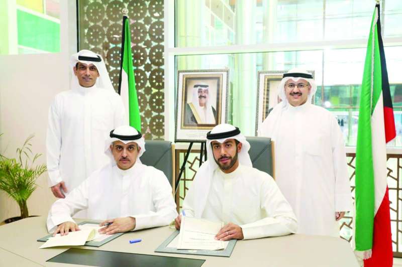 
الناجم والفارس خلال توقيع المذكرة بحضور وزيري التجارة والشؤون