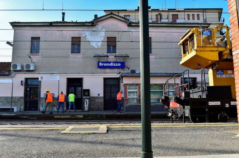 مسؤولون إيطاليون يتفقدون موقع الحادثة
