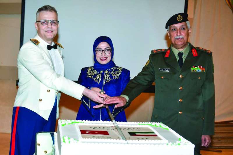 
العميد الجسار مشاركاً السفيرة التركية قص قالب الحلوى