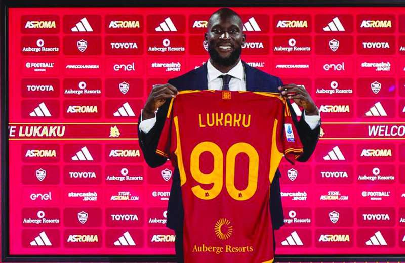 
روميلو لوكاكو حاملاً قميص روما
