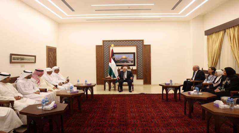 الرئيس الفلسطيني محمود عباس يلتقي الوفد الكويتي المكلف بالتعاقد مع معلمين فلسطينيين
