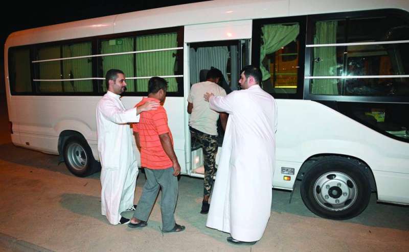 
المخالفون إلى الباص تمهيداً لإرسالهم إلى جهة الاختصاص
