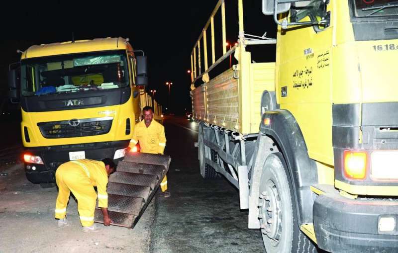 عمال البلدية يرفعون ملحقات البقالات المخالفة 