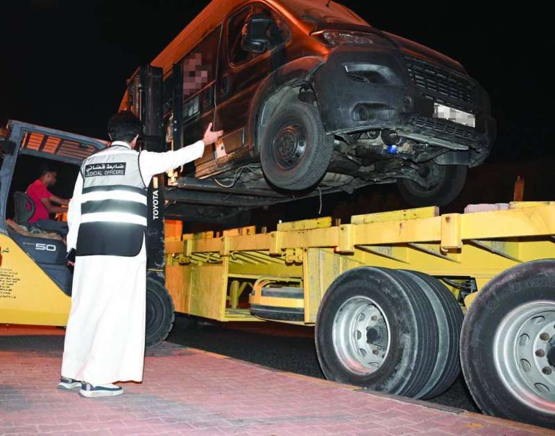 
 تحميل «فود تراك» غير ملتزم بموقعه	(تصوير نايف العقلة)
