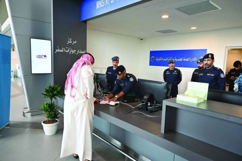 
مواطن أثناء تقديمه طلب استخراج جواز جديد	 (تصوير أسعد عبدالله)
