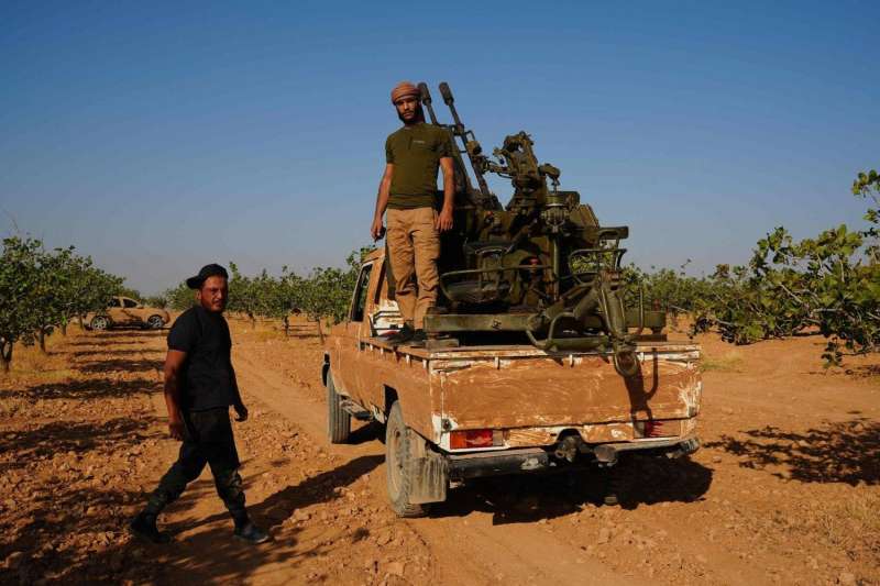 مقاتلون سوريون مُوالون لتركيا في محافظة دير الزور (أ ف ب) 