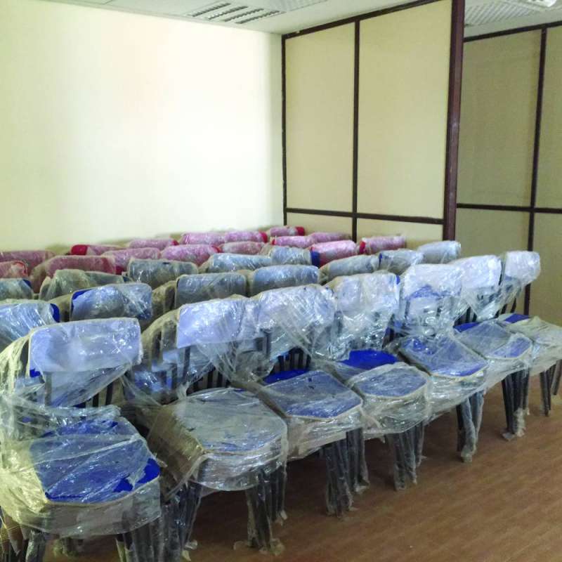 
أثاث في إحدى المدارس الجديدة
