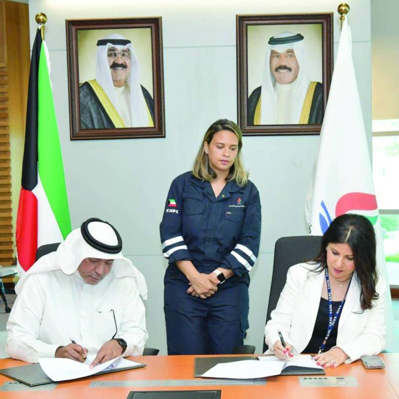 العتيبي والمطيري خلال توقيع اتفاقية التعاون