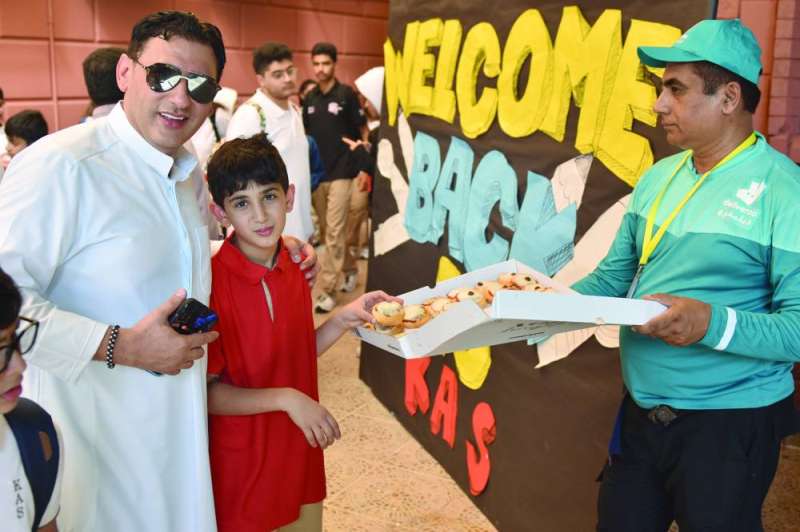 
توزيع الحلويات على الطلبة