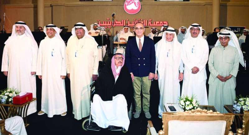 الجسار و«شادي الخليج» يتوسطان أعضاء «جمعية الفنانين» 	(تصوير نايف العقلة) 