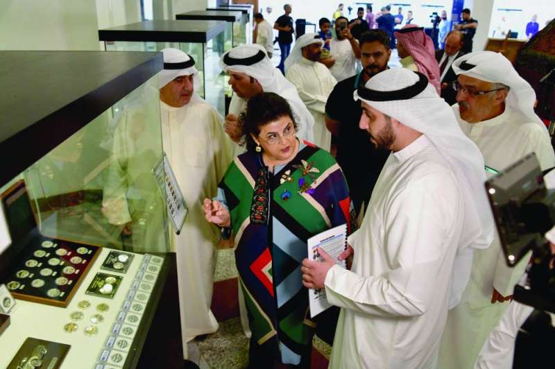 
الشيخة هالة البدر وعيسى دشتي وعدد من المشاركين خلال جولة في المعرض	 (تصوير أسعد عبدالله)