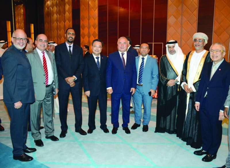 
الدكتور زبيدالله زبيدوف يتوسط مجموعة من السفراء
