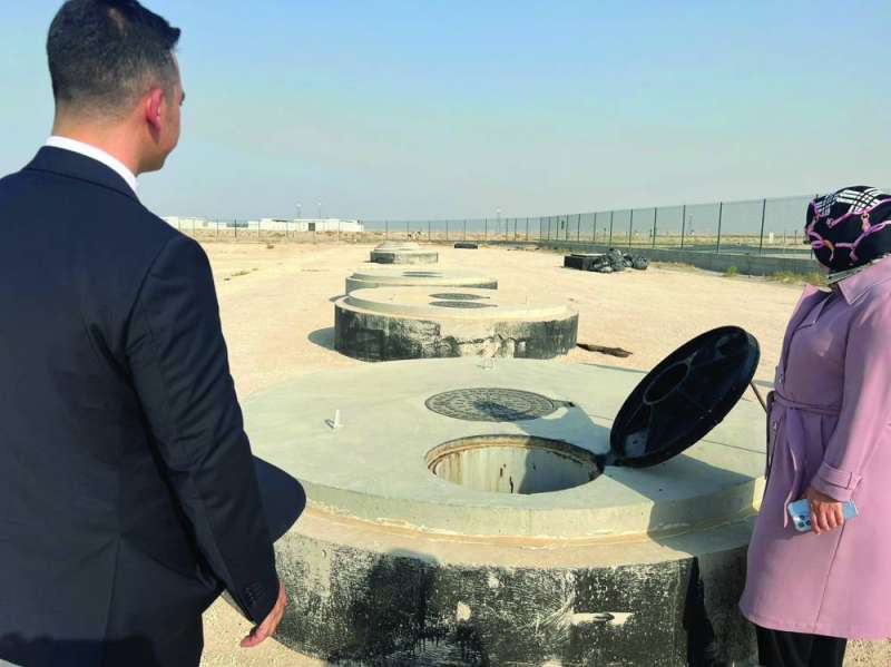 
السفيرة خلال تفقدها مشاريع البنية التحتية التي نفّذتها شركات تركية في جنوب المطلاع