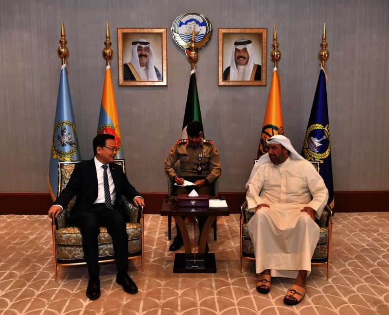 وزير الدفاع وسفير الصين