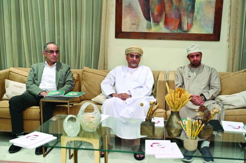  نائب السفير العماني يتوسط القاسمي والجسار 