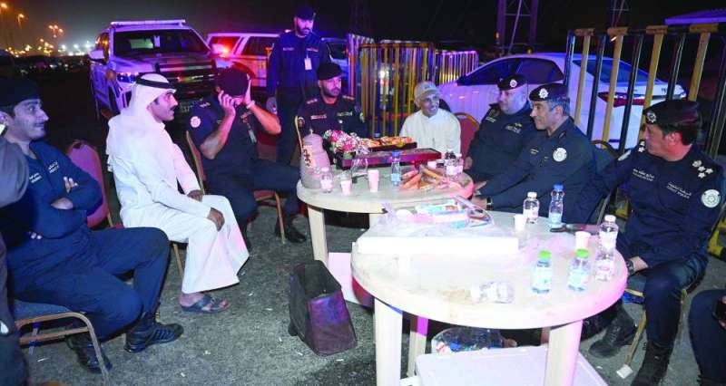 
الرجيب والقيادات الأمنية خلال زيارته إلى منفذ العبدلي 	(تصوير نايف العقلة)