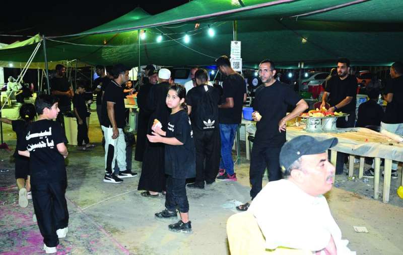 
عدد من الزوار العائدين في مركز الضيافة
