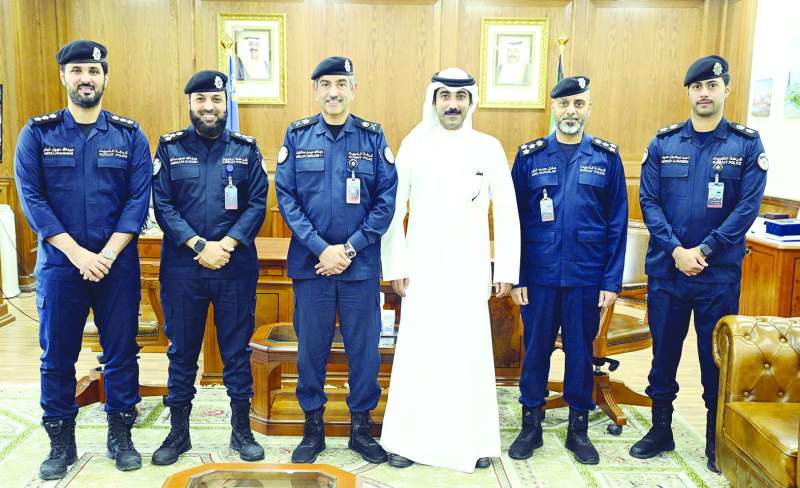 
اللواء الرجيب وعدد من قيادات قطاعي المرور والأمن العام مع الزميل نايف كريم