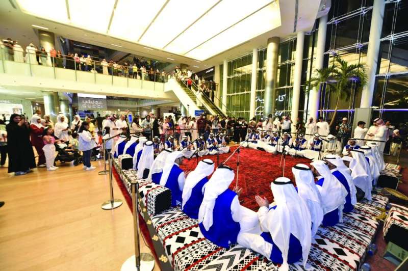 الفرقة مُحاطة بمحبي الفنون الشعبية 