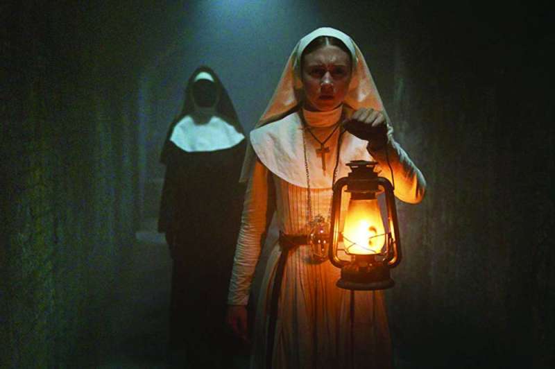 
إيرين خلال عملية البحث... وخلفها تقف ديبرا
