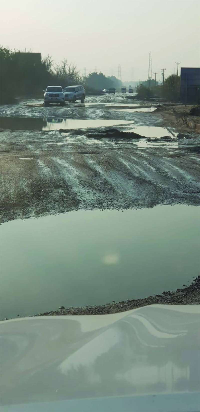 برك مائية في الحفر تغيب معالم الشوارع