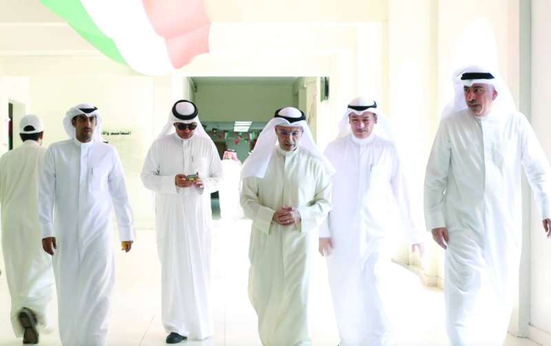 وزير التربية متفقداً منطقة الأحمدي