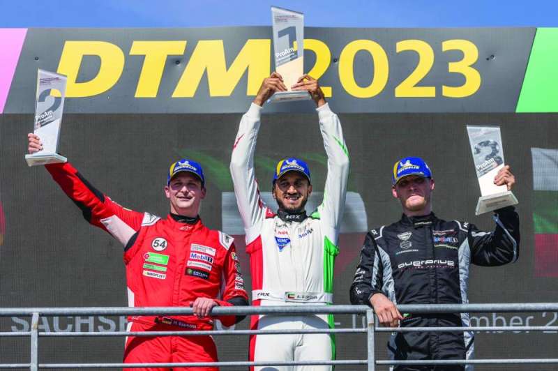 أحمد شهاب معتلياً منصة التتويج 