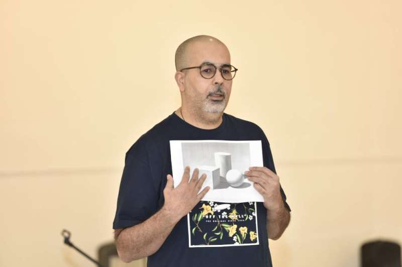 إبراهيم العطية يوضح الفرق بين الألوان 