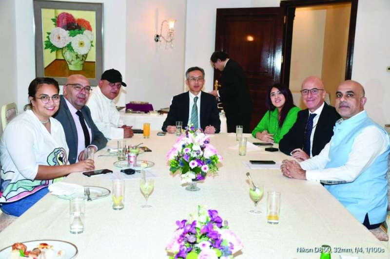 
السفير الياباني وممثلو وسائل الإعلام خلال المؤتمر