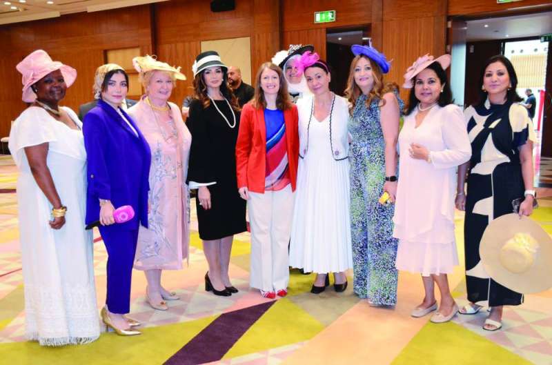 
السفيرة البريطانية متوسطة عدداً من أعضاء المجموعة