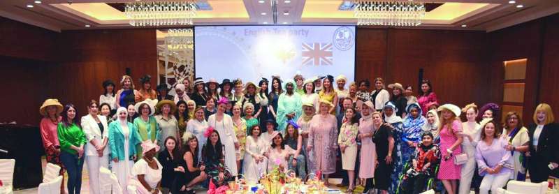 أعضاء المجموعة في لقطة جامعة