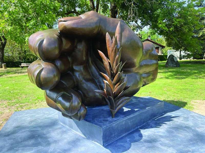 مجسم «يد العطاء» 