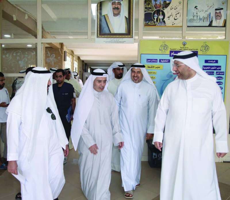 


جانب من جولة المانع على المدارس أمس 