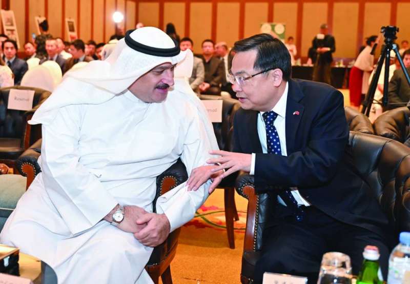 وزير الصحة في حديث مع السفير الصيني أثناء الاحتفال 	(تصوير أسعد عبدالله) 