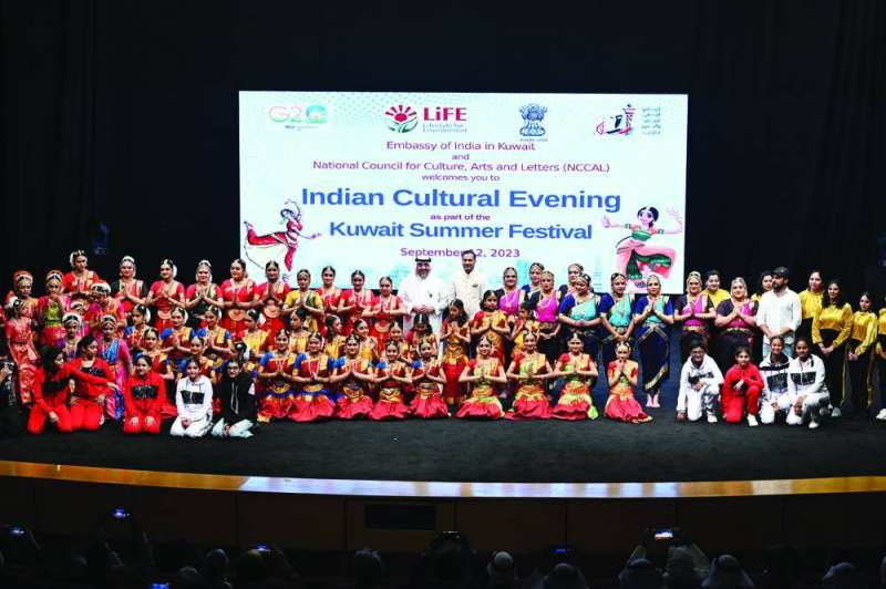 الزامل والسفير سويكا يتوسطان فرقة الرقص الهندية 