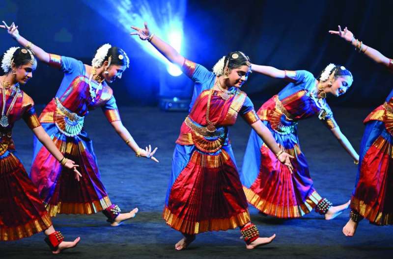 عروض مختلفة من التراث الهندي 	(تصوير أسعد عبدالله) 